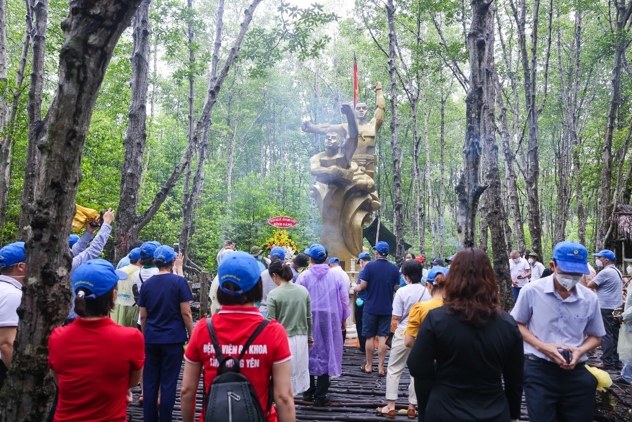 Đo&agrave;n kh&aacute;ch gồm c&aacute;c y b&aacute;c sĩ tuyến đầu thắp hương tại Tượng đ&agrave;i chiến sĩ đặc c&ocirc;ng Rừng S&aacute;c.