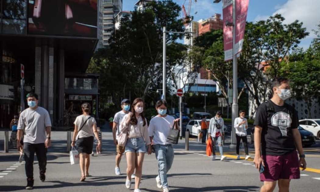 Người dân Singapore đeo khẩu trang để phòng tránh Covid-19 dù tỷ lệ tiêm phòng đạt mức cao - Ảnh: Reuters/CNBC.