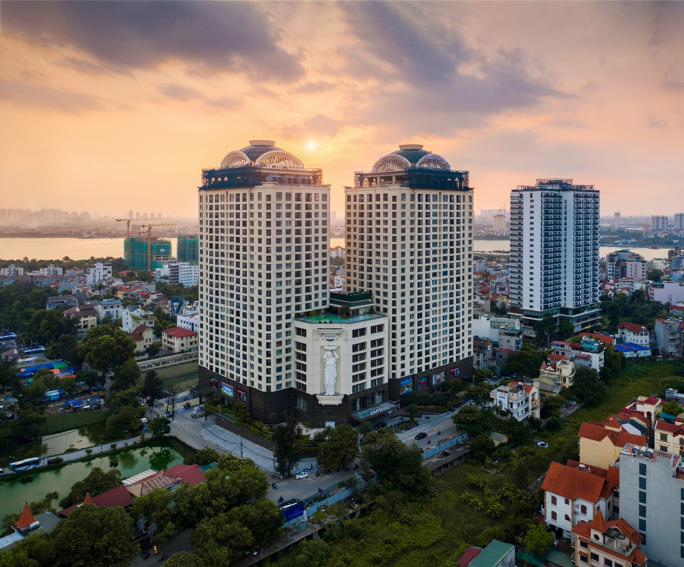 D’. Le Roi Soleil được thiết kế theo phong cách châu Âu, với kiến trúc Tân cổ điển.