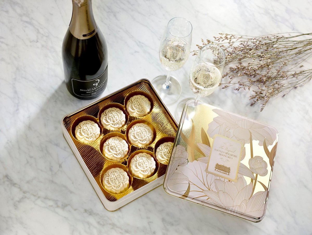 Hộp b&aacute;nh của&nbsp;kh&aacute;ch sạn Raffles Singapore.