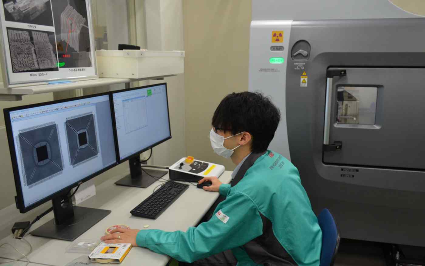 Một kỹ sư tại Oki Engineering đang kiểm tra tính xác thực của con chip - Ảnh: Nikkei Asia