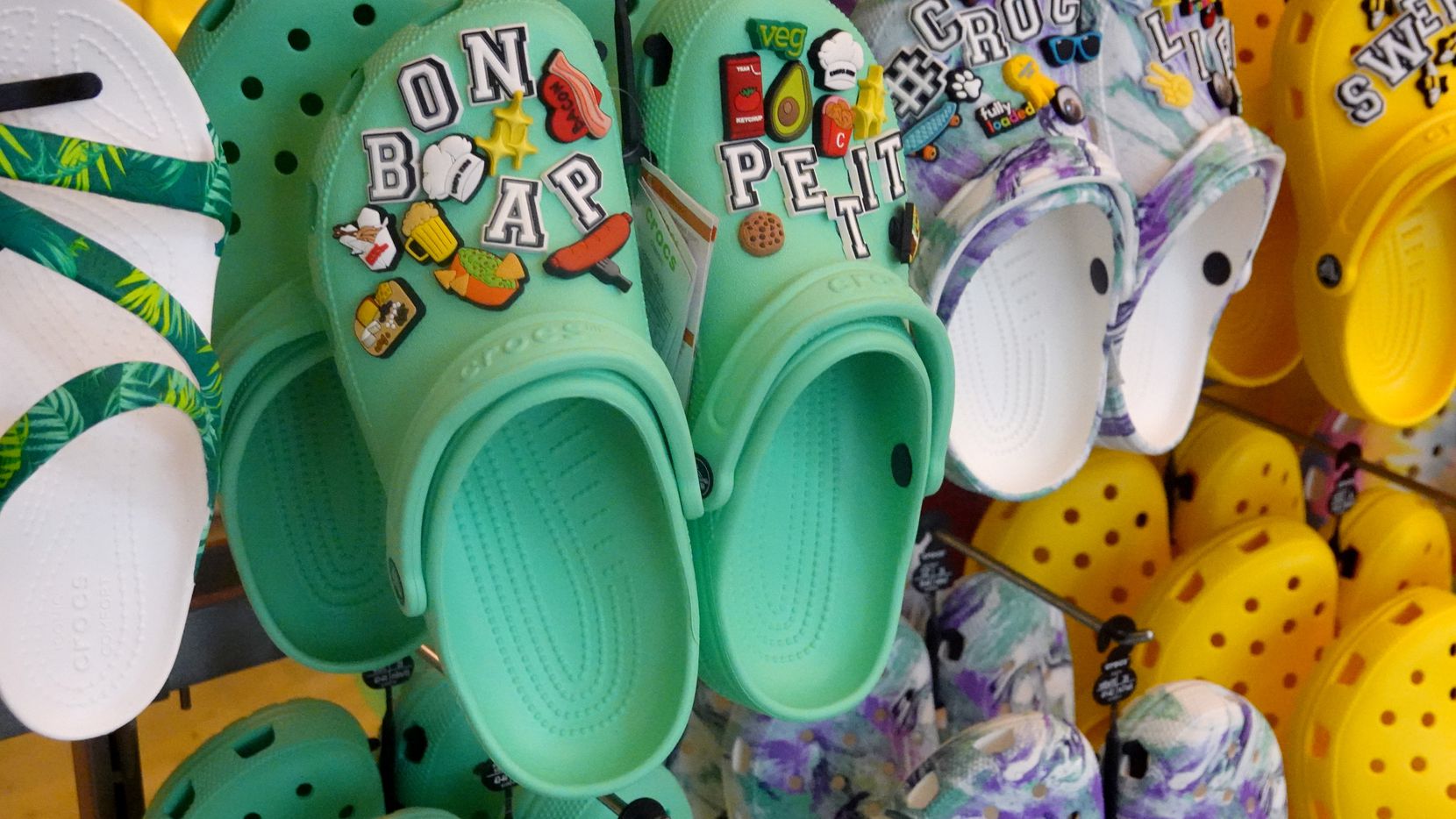 Crocs đ&atilde; chứng kiến ​​doanh số b&aacute;n h&agrave;ng v&agrave; cổ phiếu của m&igrave;nh tăng vọt kể từ khi đại dịch bắt đầu.