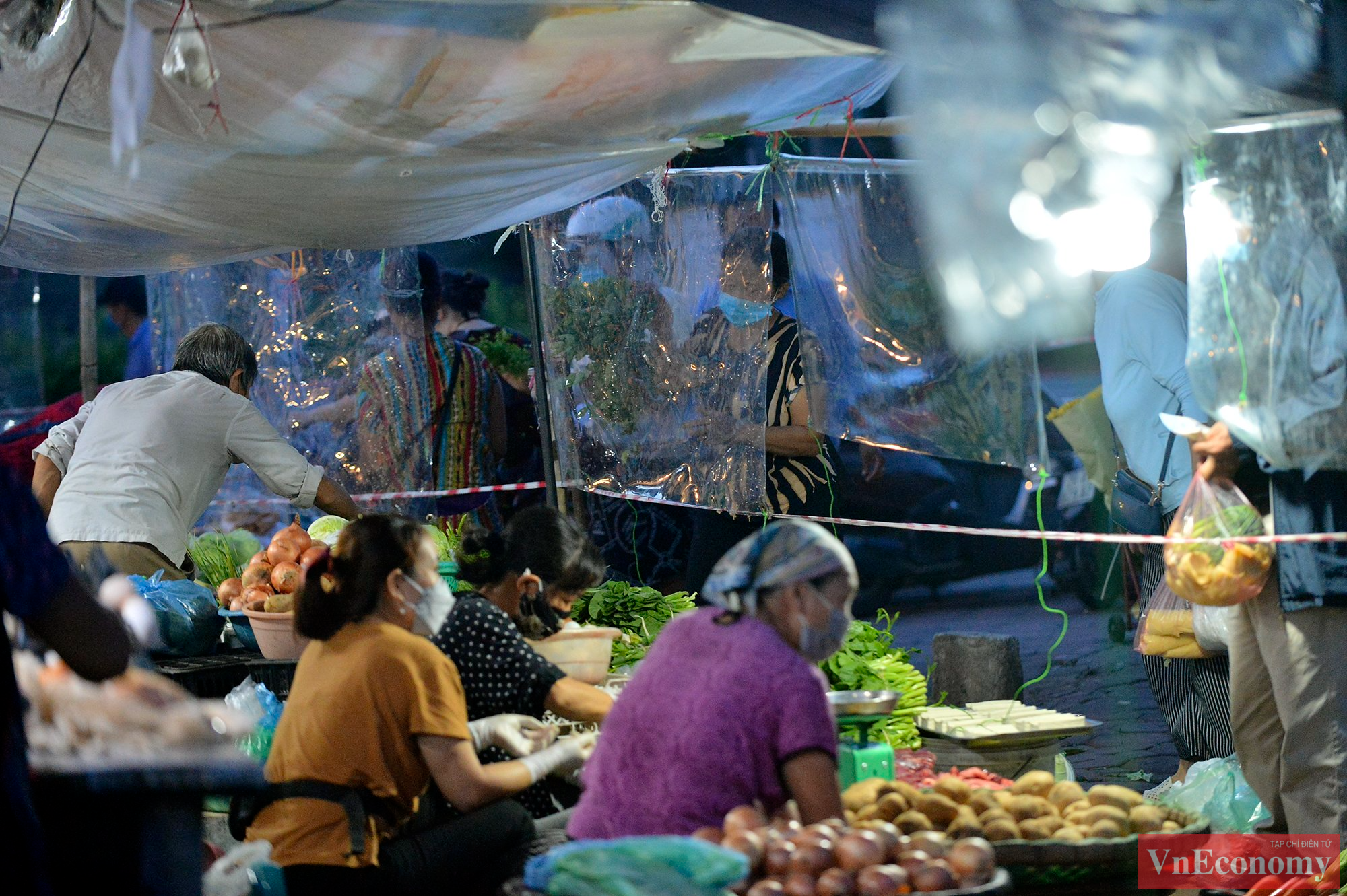 Tại chợ Ngã Tư Sở (phường Ngã Tư Sở, quận Đống Đa), bà con tiểu thương chủ động căng dân, căng tấm chắn giọt bắn để phòng chống dịch bệnh.