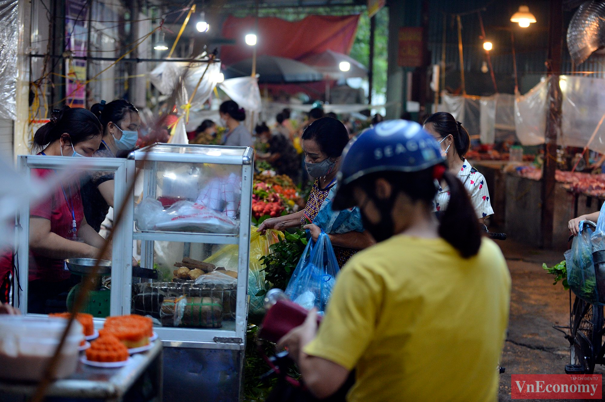 Hôm nay là ngày Rằm tháng Tám, vì vậy những quầy hàng bán hoa quả tươi, giò chả, xôi chè... đều mở cửa sớm để phục vụ người dân mua về cúng lễ.