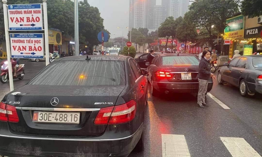 Hình ảnh hai xe ô tô Mercedes Benz cùng biển kiểm soát lưu thông trên địa bàn quận Hà Đông, Hà Nội.