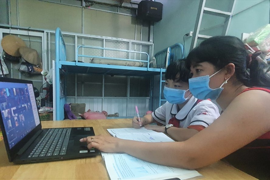 Khoảng 1,5 triệu học sinh nghèo cần hỗ trợ máy tính để học trực tuyến.
