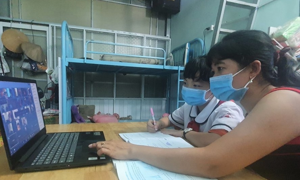Khoảng 1,5 triệu học sinh nghèo cần hỗ trợ máy tính để học trực tuyến.