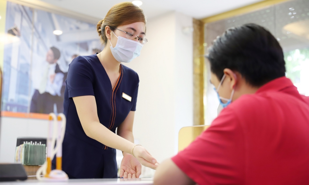 Khách hàng giao dịch tại SHB.