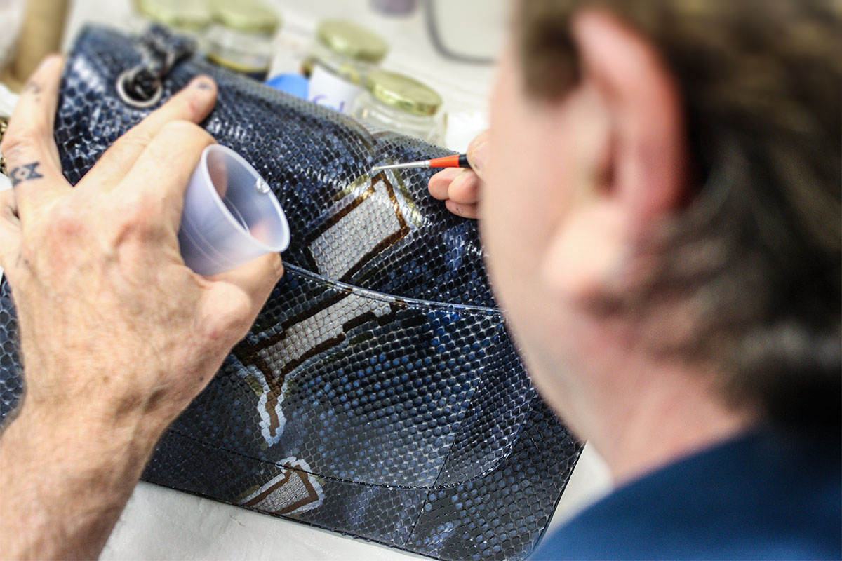 Nhiều phụ nữ đ&atilde; bắt đầu mang những chiếc t&uacute;i x&aacute;ch của họ gửi đi &ldquo;spa&rdquo; khi dự đo&aacute;n sắp được quay lại l&agrave;m việc hoặc đi du lịch, dự tiệc.