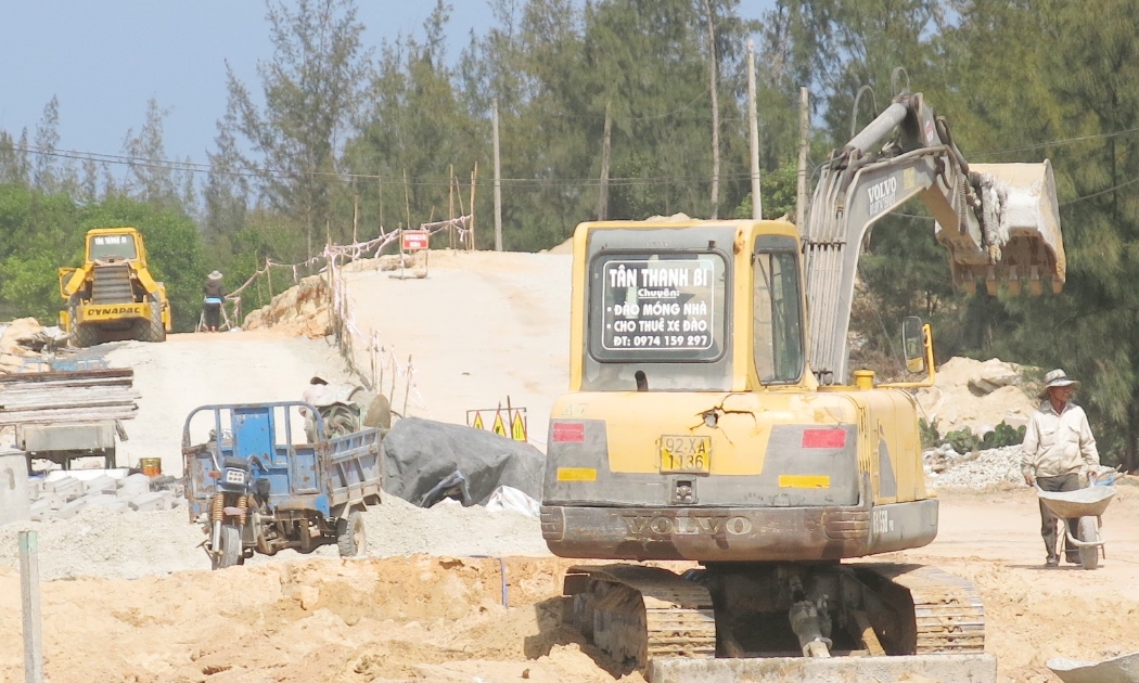 Dự án đường nhánh nối đại lộ Võ Chí Công và đường thanh niên ven biển tại Quảng Nam đang được đẩy nhanh tiến độ thi công.