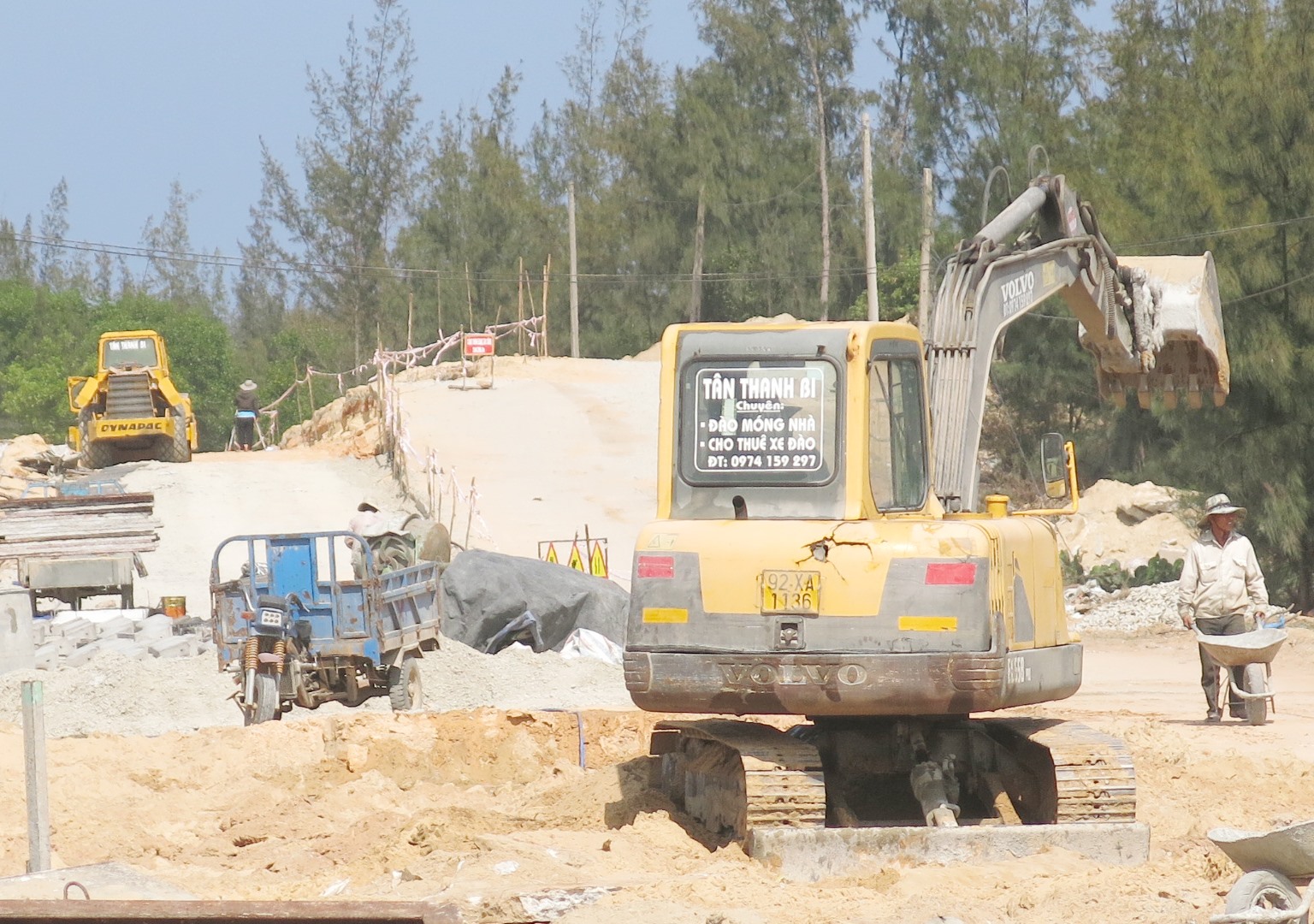 Dự án đường nhánh nối đại lộ Võ Chí Công và đường thanh niên ven biển tại Quảng Nam đang được đẩy nhanh tiến độ thi công.