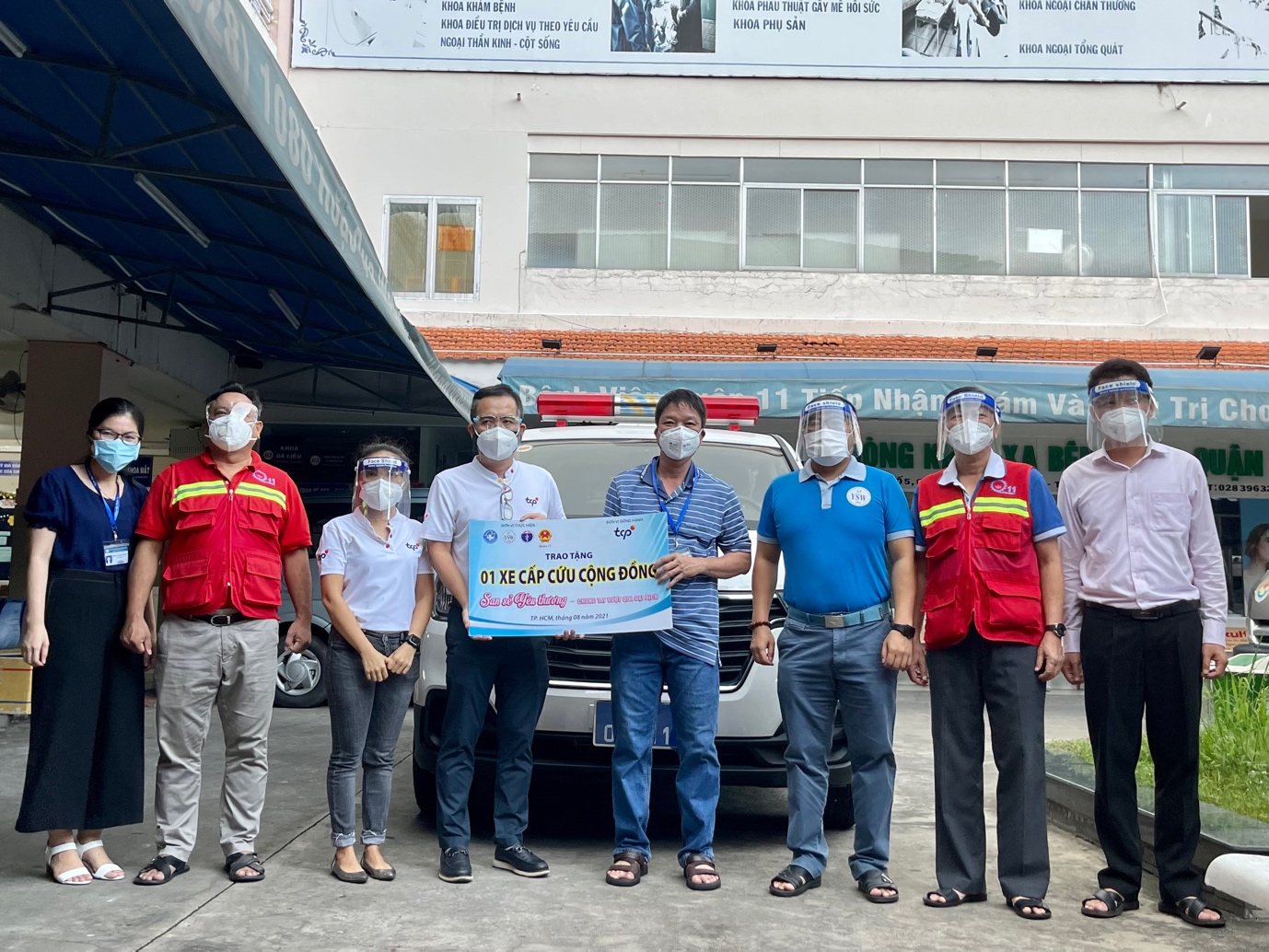 TCPVN trao tặng xe cấp cứu cho bệnh viện quận 11, Tp.HCM.