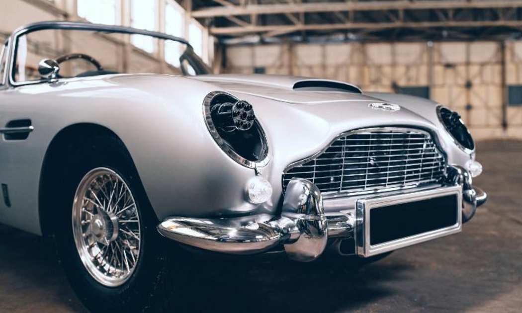 Chiếc Aston Martin DB5 thiếu nhi được trang bị súng máy đồ chơi, có thể bắn ra từ khe hở của đèn pha - Ảnh: CNN