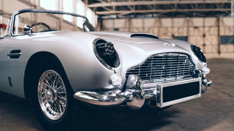 Chiếc Aston Martin DB5 thiếu nhi được trang bị súng máy đồ chơi, có thể bắn ra từ khe hở của đèn pha - Ảnh: CNN