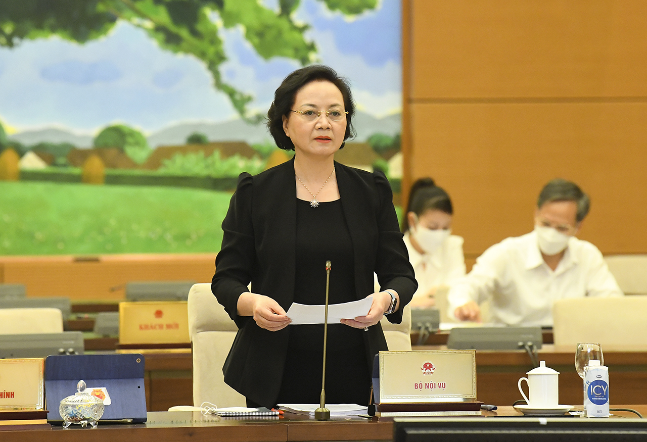 Bộ trưởng Nội vụ Phạm Thị Thanh Trà trình bày tờ trình - Ảnh: Quochoi.vn