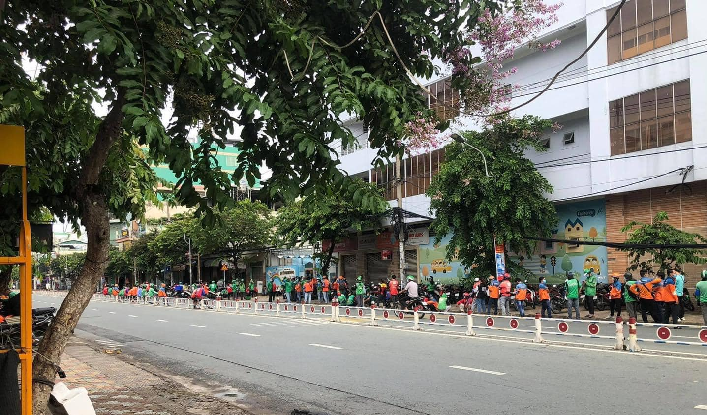 H&agrave;ng trăm shipper xếp h&agrave;ng chờ lấy mẫu ở điểm x&eacute;t nghiệm tại c&aacute;c cơ sở y tế tại TP.HCM những ng&agrave;y vừa qua.