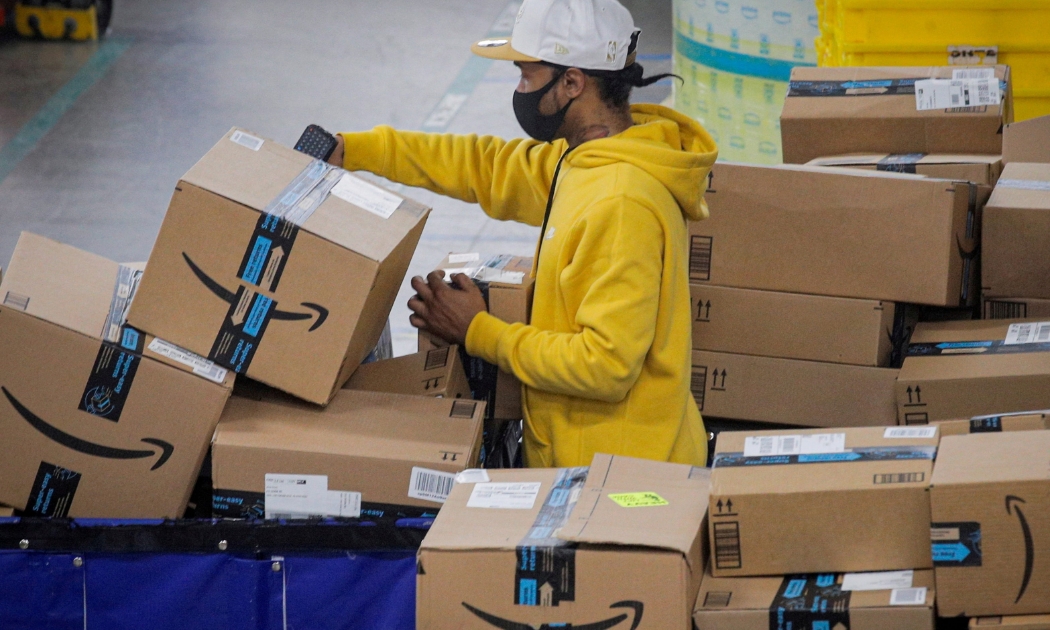 Một nhân viên kho của Amazon - Ảnh: Getty Images