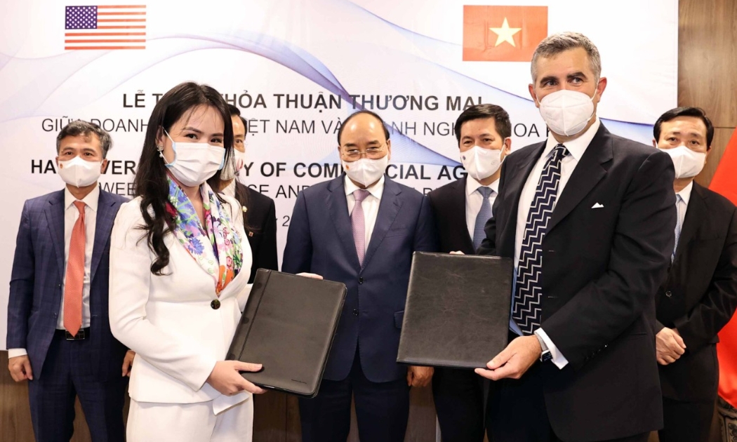 Bà Nguyễn Thị Thanh Bình, Phó Tổng giám đốc T&T Group và ông John Wallington, Giám đốc Tài chính, Tập đoàn UPC Renewables (Hoa Kỳ) trao đổi MoU về phát triển năng lượng.