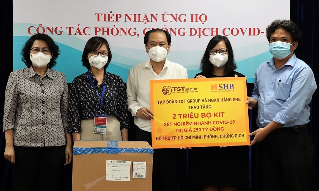 Đại diện Tập đoàn T&T Group và Ngân hàng SHB trao tặng 2 triệu kit xét nghiệm nhanh Covid-19 cho lãnh đạo Ủy ban Mặt trận Tổ quốc Việt Nam Tp.HCM và Sở Y tế Tp.HCM.