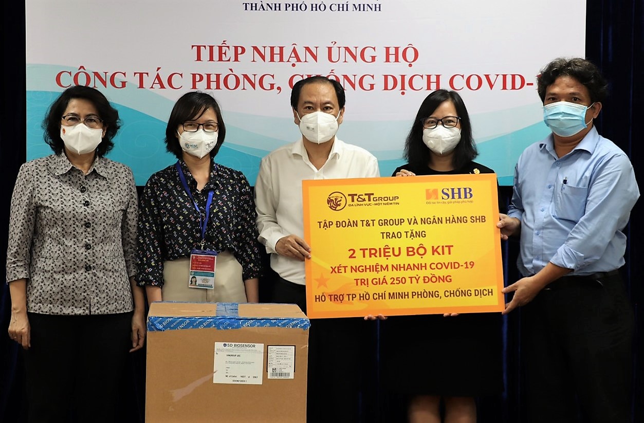Đại diện Tập đoàn T&T Group và Ngân hàng SHB trao tặng 2 triệu kit xét nghiệm nhanh Covid-19 cho lãnh đạo Ủy ban Mặt trận Tổ quốc Việt Nam Tp.HCM và Sở Y tế Tp.HCM.