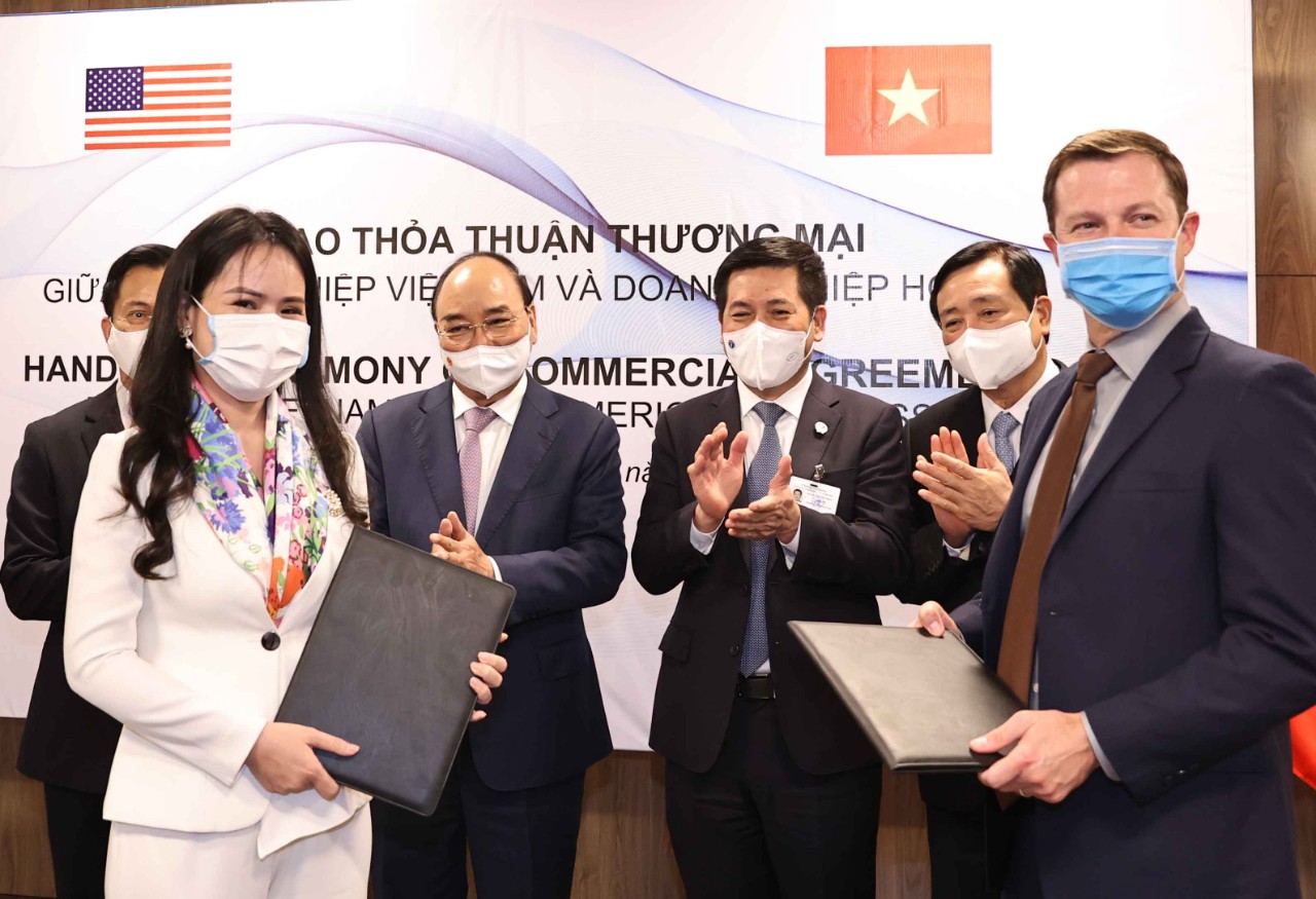 B&agrave; Nguyễn Thị Thanh B&igrave;nh, Ph&oacute; Tổng gi&aacute;m đốc T&T Group v&agrave; &ocirc;ng Ryan Legrand, Chủ tịch, Gi&aacute;m đốc điều h&agrave;nh Hội đồng ngũ cốc Hoa Kỳ trao đổi hợp đồng về nhập khẩu nguy&ecirc;n liệu thức ăn chăn nu&ocirc;i.