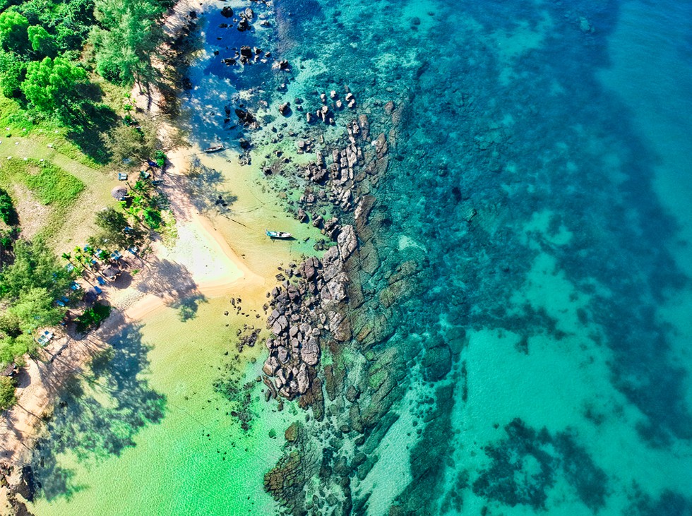 Bãi Ông Lang ở Phú Quốc được mệnh danh là Maldives - Nơi thu hút hàng triệu lượt khách du lịch mỗi năm.