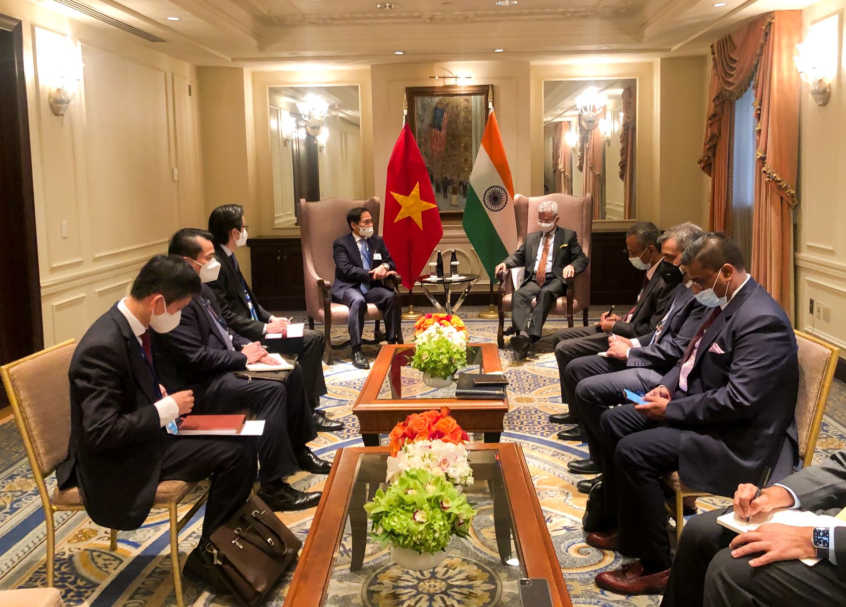 Bộ trưởng Ngoại giao Bùi Thanh Sơn và đoàn Việt Nam tiếp đoàn Bộ trưởng Ngoại giao Ấn Độ - Ảnh: Bộ Ngoại giao