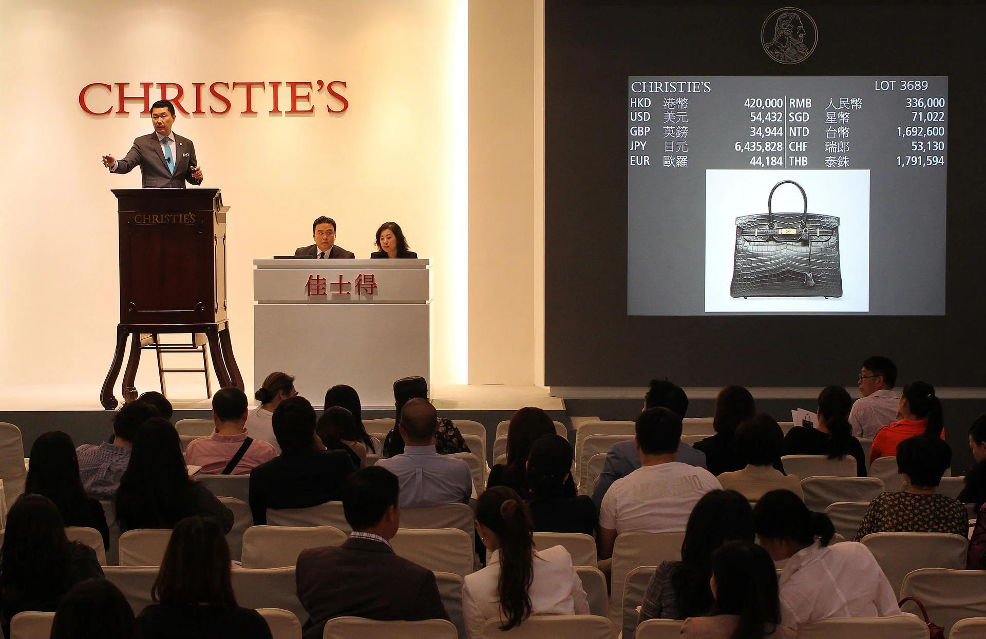 Giới sưu tầm thường sẵn s&agrave;ng trả gấp 2 đến 3 lần gi&aacute; b&aacute;n lẻ của một chiếc t&uacute;i tại c&aacute;c s&agrave;n đấu gi&aacute;.&nbsp;