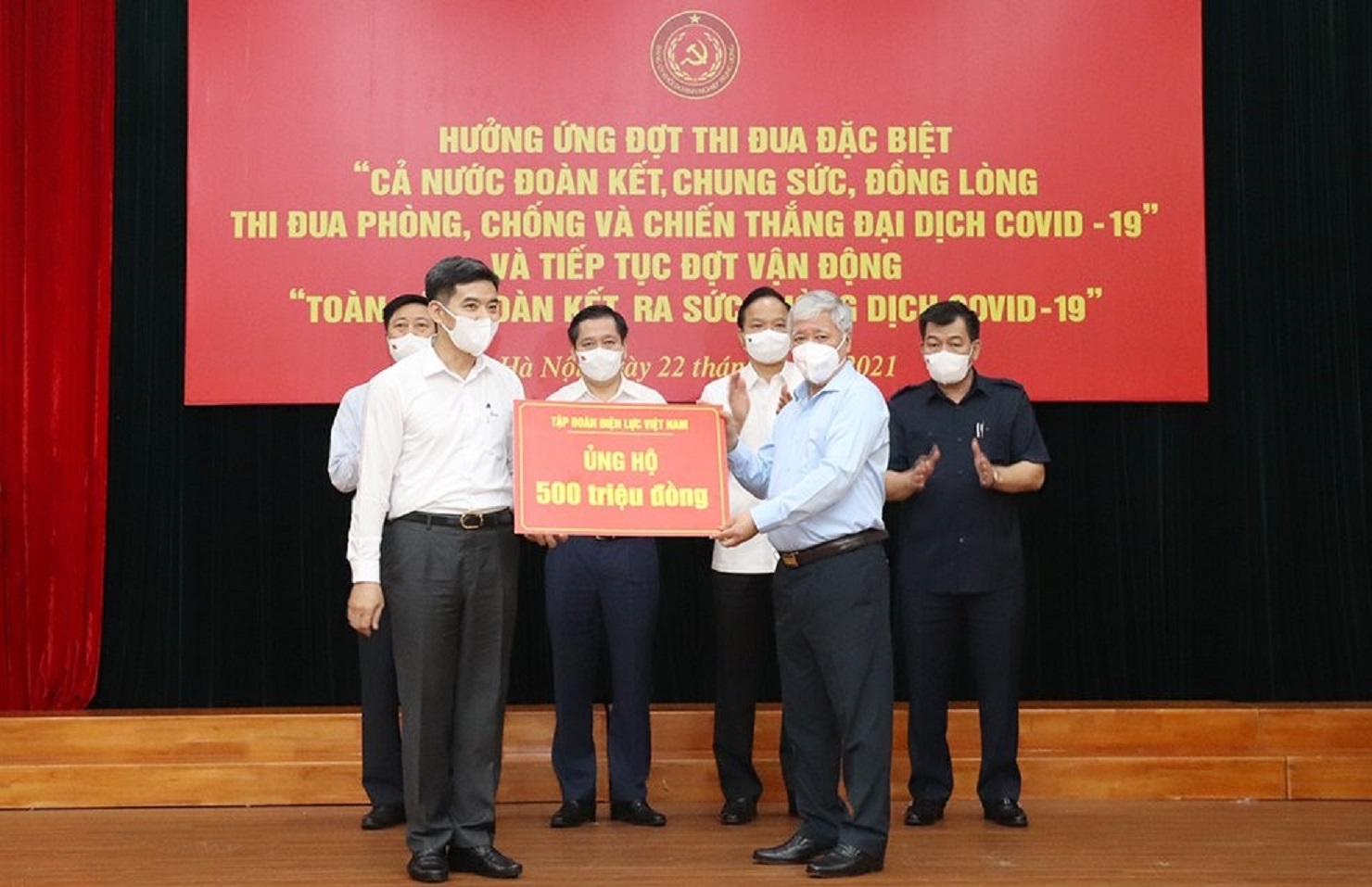 EVN ủng hộ 500 triệu đồng cho công tác phòng, chống dịch COVID-19.