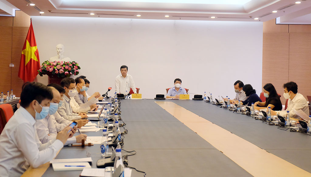 L&atilde;nh đạo Bộ Văn h&oacute;a, Thể thao v&agrave; Du lịch (đứng) th&ocirc;ng tin về việc th&iacute; điểm đ&oacute;n kh&aacute;ch quốc tế tại Ph&uacute; Quốc.&nbsp;