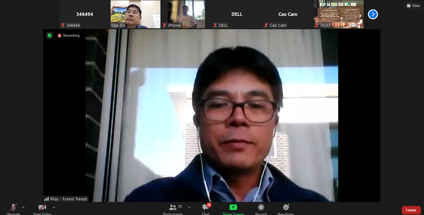 TS. T&ocirc; Xu&acirc;n Ph&uacute;c tr&igrave;nh b&agrave;y kết quả khảo s&aacute;t l&agrave;ng nghề gỗ