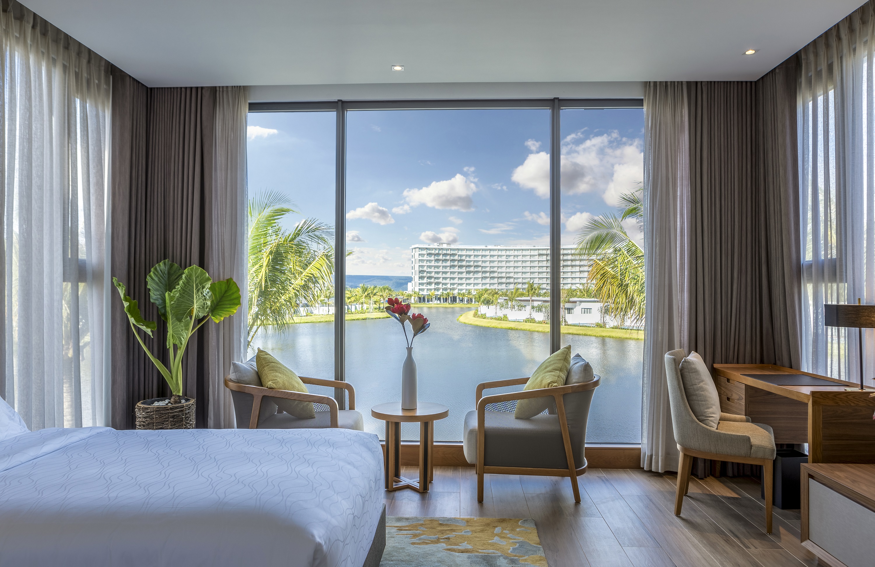 Một góc phòng ngủ view hồ tại biệt thự nghỉ dưỡng Mövenpick Resort Waverly Phú Quốc.