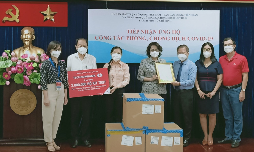 Đại diện lãnh đạo Techcombank trao tặng 2 triệu kit test Covid-19 cho Ủy Ban Nhân dân Tp.HCM.