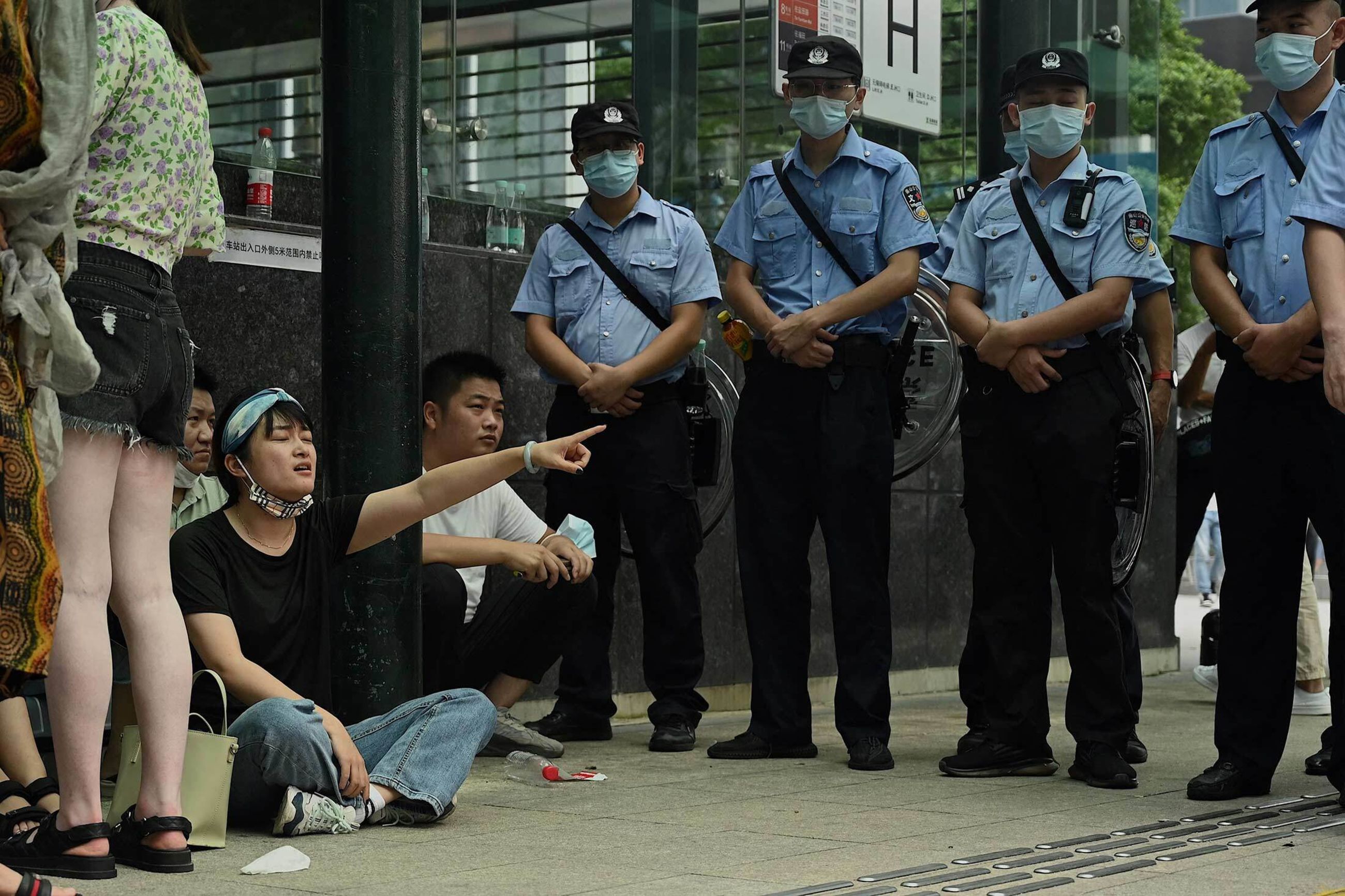 Khách hàng biểu tình ở trụ sở Evergrande ở Thẩm Quyến - Ảnh: Getty/Bloomberg.