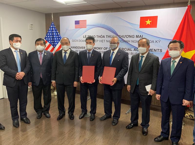 President Nguyen Xuan Phuc, AES and PV Gas representatives at the ceremony - photo from VGP