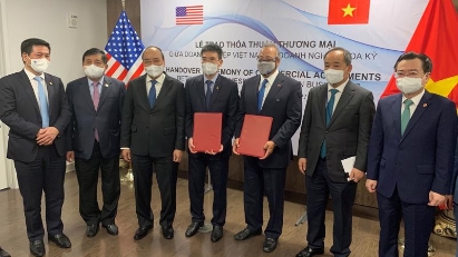 Joint venture agreements for Son My LNG Terminal Project handed over