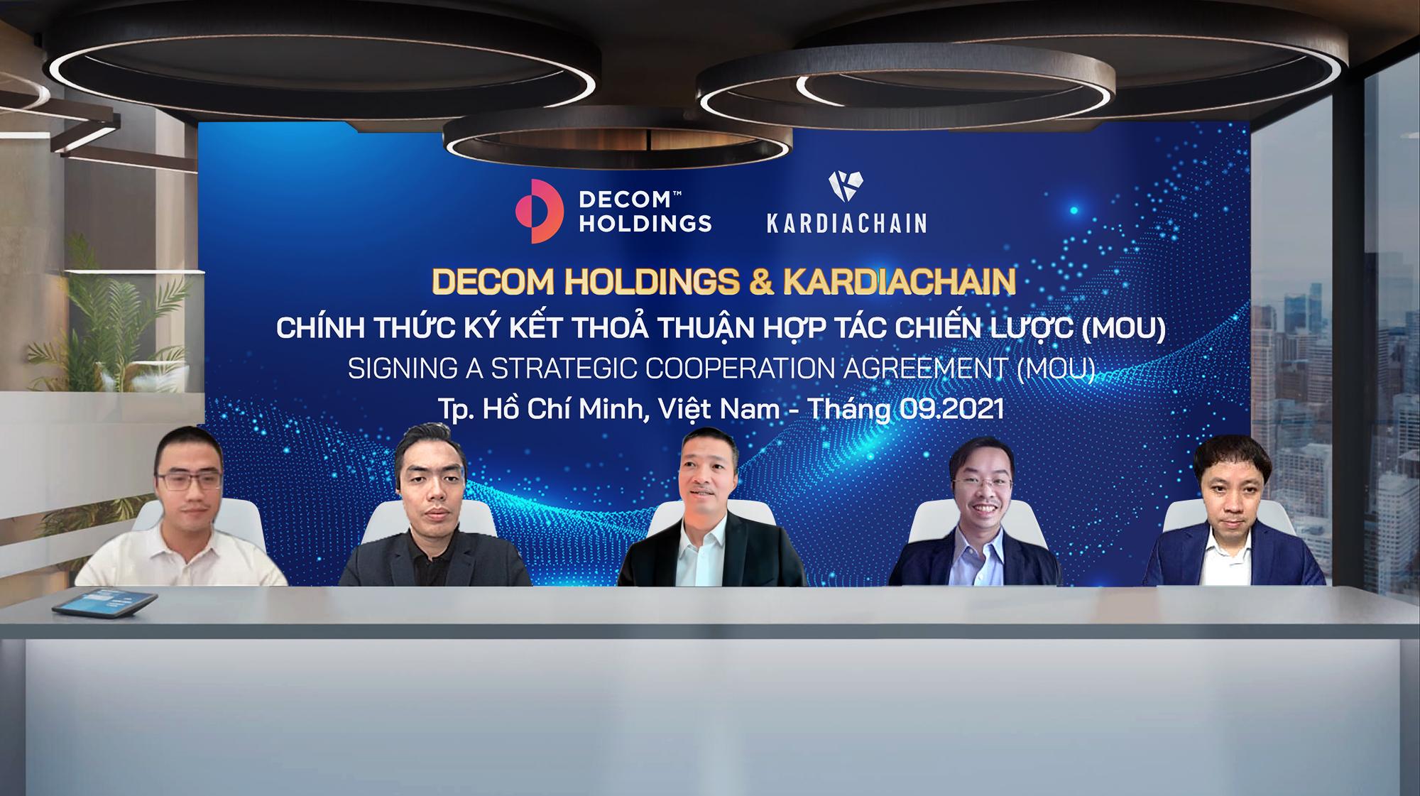 Lãnh đạo Decom Holdings và KardiaChain tham gia ký kết thỏa thuận hợp tác.