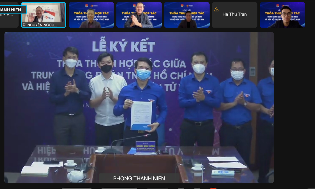 Ông Nguyễn Ngọc Lương, Chủ tịch hội Liên hiệp Thanh niên Việt Nam trình văn bản hợp tác VECOM tại buổi họp trực tuyến sáng 23/9.