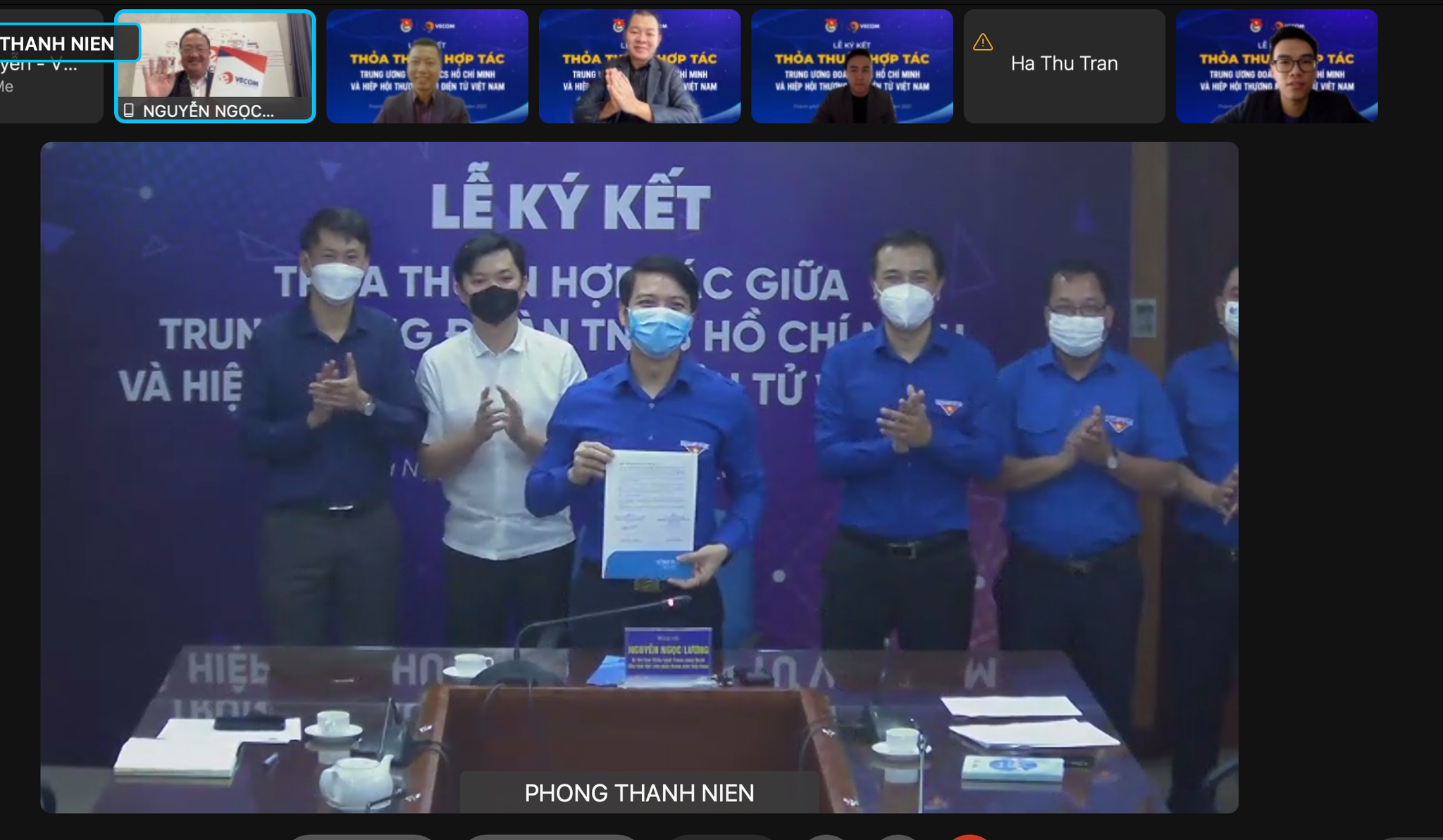 Ông Nguyễn Ngọc Lương, Chủ tịch hội Liên hiệp Thanh niên Việt Nam trình văn bản hợp tác VECOM tại buổi họp trực tuyến sáng 23/9.