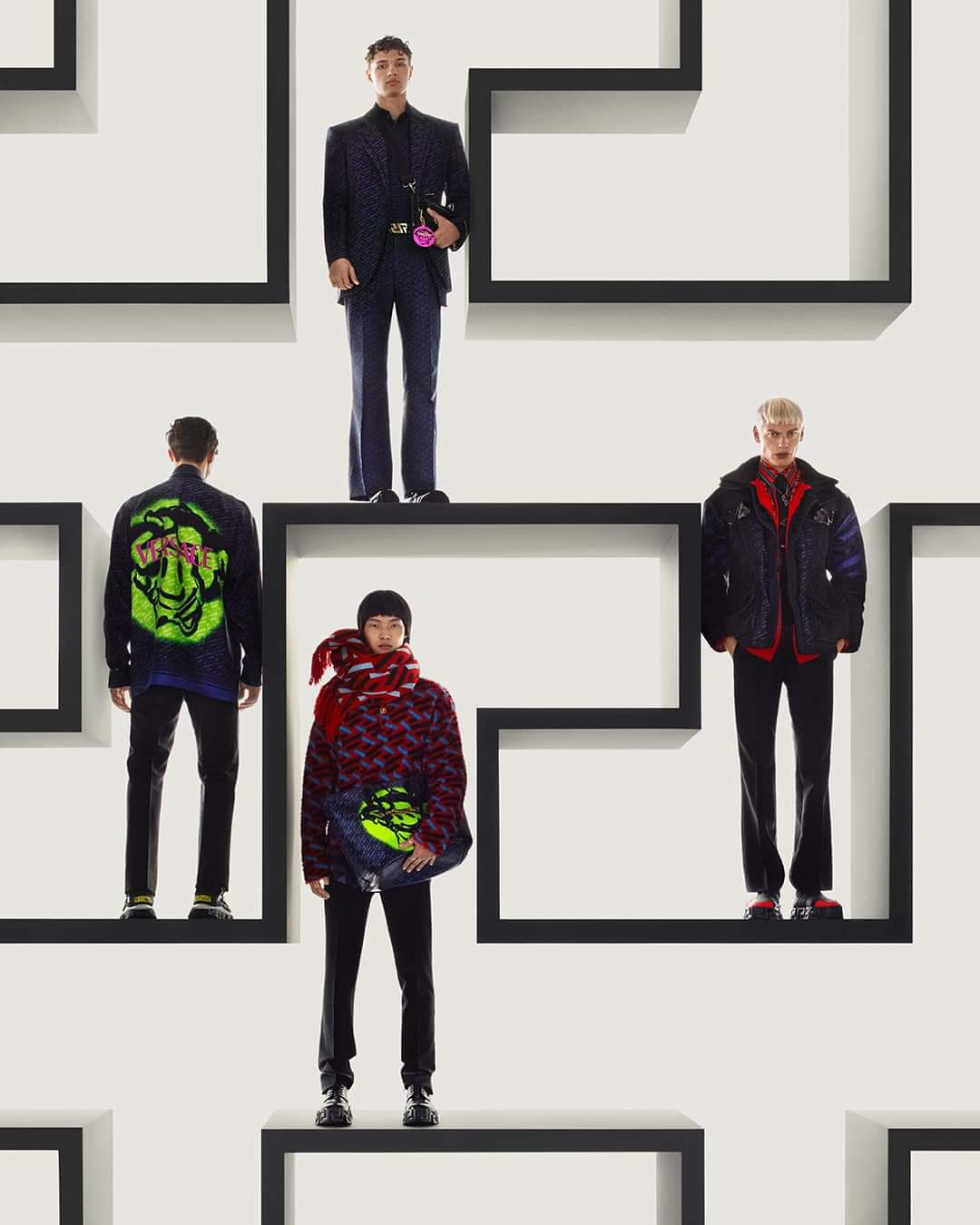 Dù bảng màu trầm hơn, những sự lựa chọn Versace mang tới cho mùa Thu Đông 2021 vẫn không hề nhàm chán.