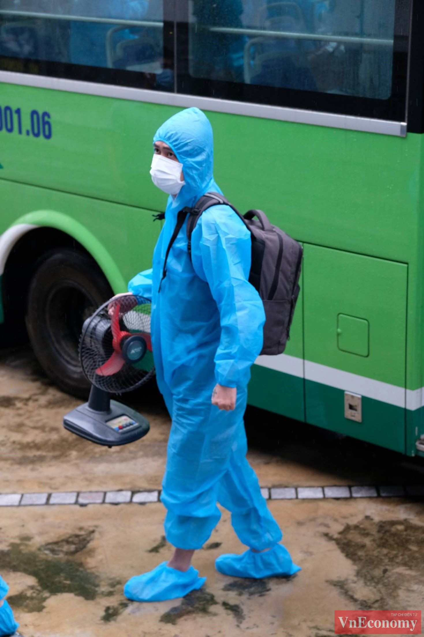 Để đảm bảo an to&agrave;n khi di chuyển người d&acirc;n trở về vẫn mặc quần &aacute;o bảo hộ.