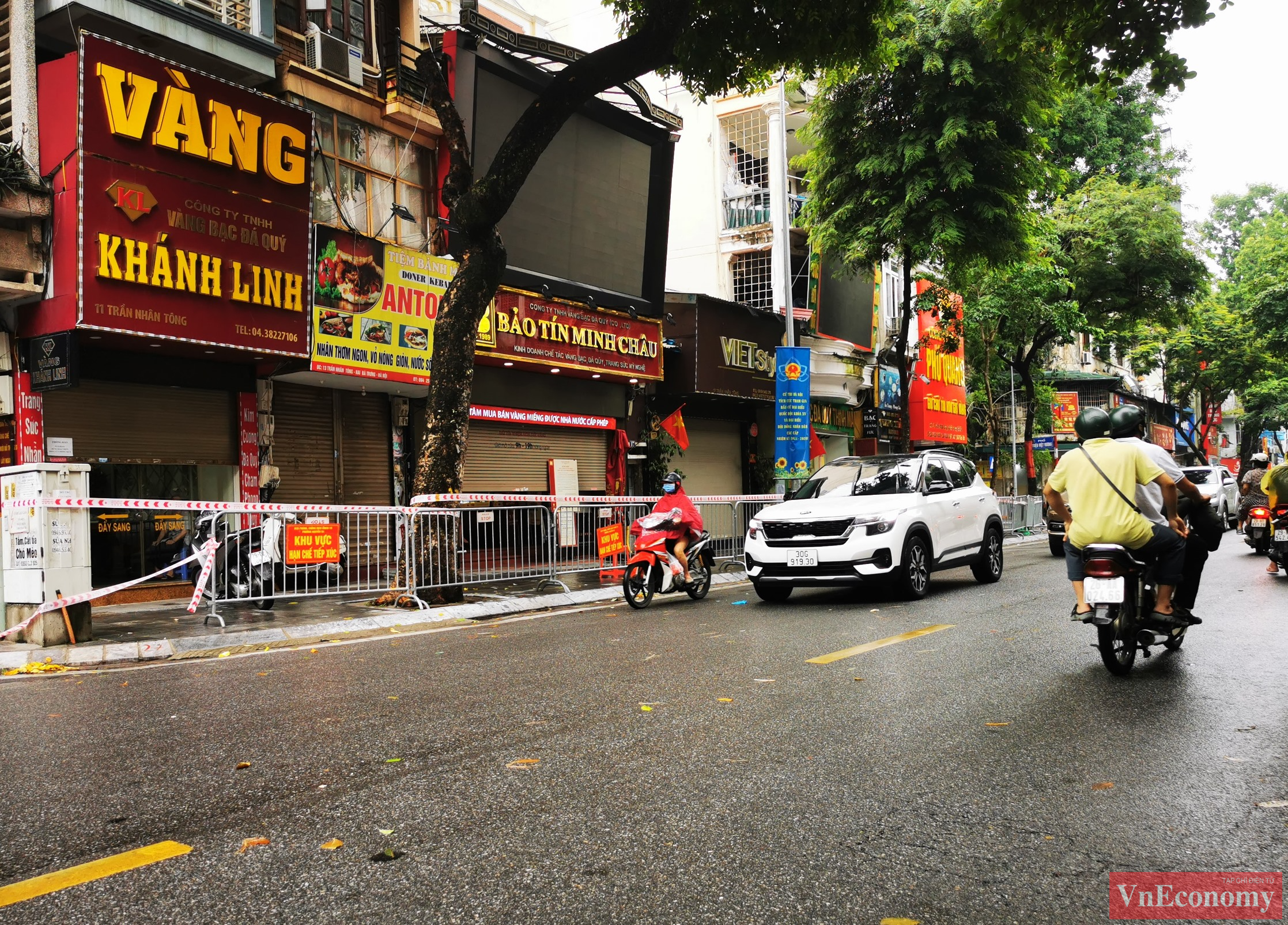 UBND quận Hai Bà Trưng nhanh chóng lập hàng rào phong tỏa tạm thời một đoạn phố từ ngã tư Trần Nhân Tông - Bùi Thị Xuân đến ngã tư Trần Nhân Tông - Triệu Việt Vương.