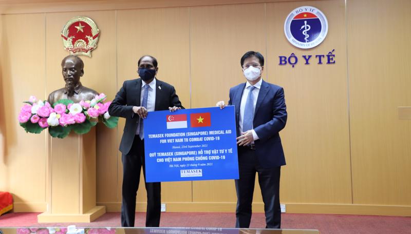 Deputy Minister of Health Truong Quoc Cuong receives medical supplies from the Temasek Foundation.