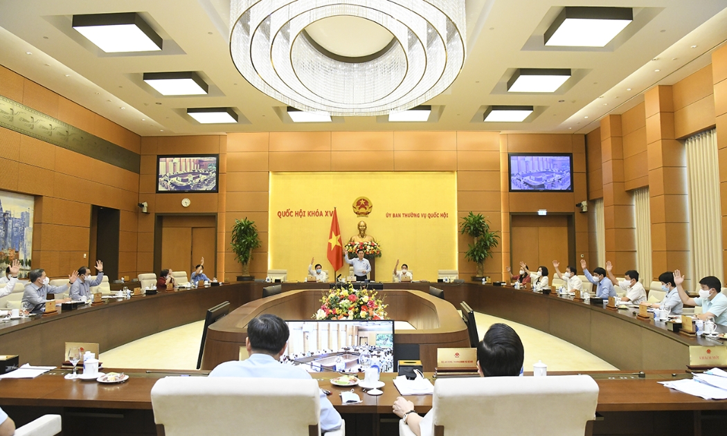 Ủy ban Thường vụ Quốc hội biểu quyết thông qua Nghị quyết về việc ban hành chính sách hỗ trợ người lao động và người sử dụng lao động bị ảnh hưởng bởi đại dịch Covid-19 từ Quỹ bảo hiểm thất nghiệp - Ảnh: Quochoi.vn