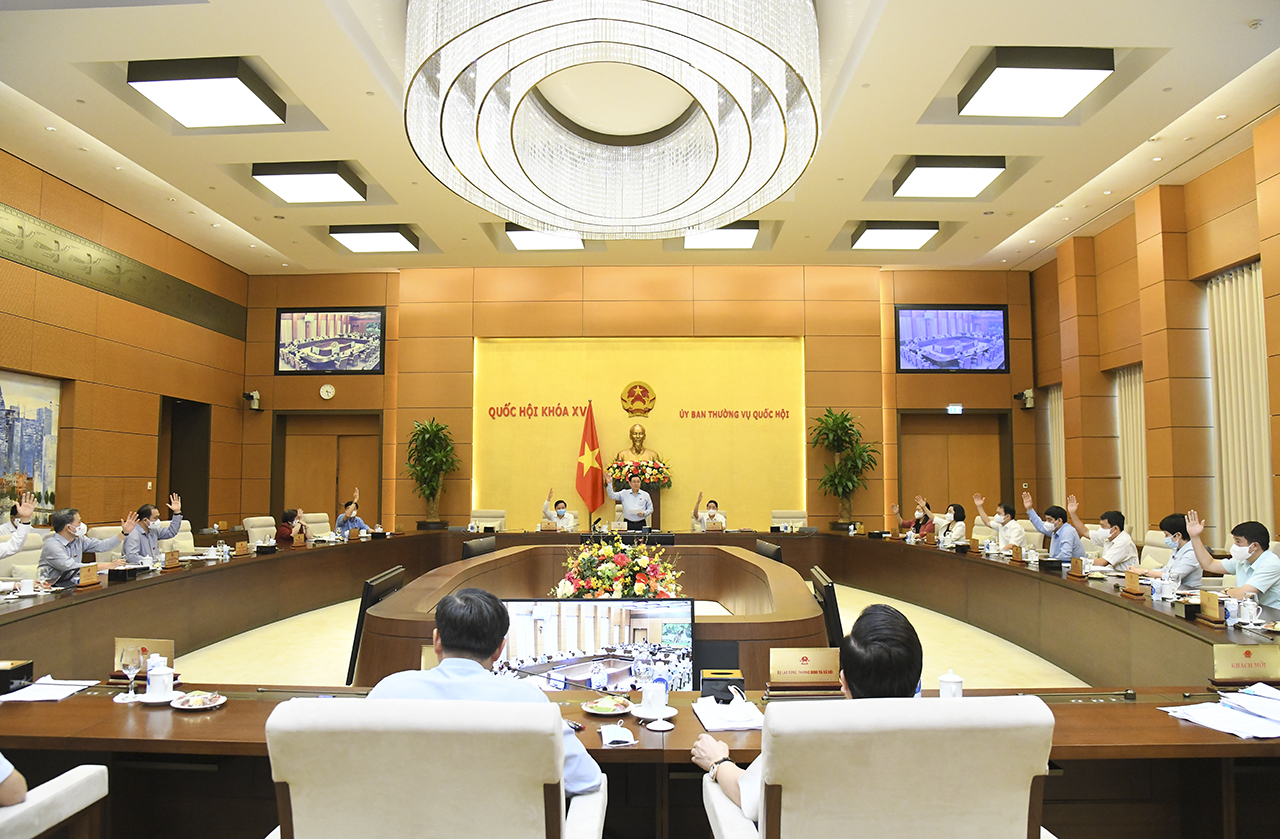 Ủy ban Thường vụ Quốc hội biểu quyết thông qua Nghị quyết về việc ban hành chính sách hỗ trợ người lao động và người sử dụng lao động bị ảnh hưởng bởi đại dịch Covid-19 từ Quỹ bảo hiểm thất nghiệp - Ảnh: Quochoi.vn