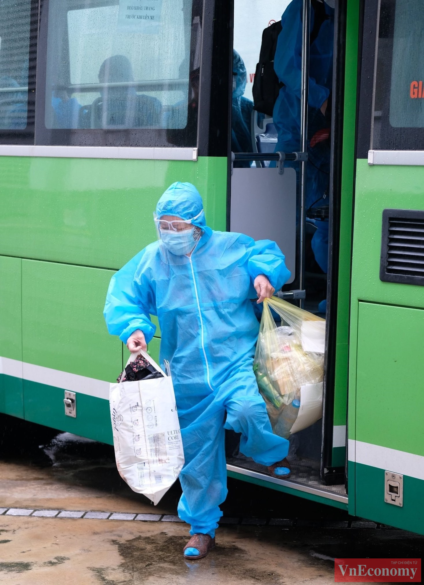 Bắt đầu từ&nbsp;9h ng&agrave;y 24/9, 5 xe bu&yacute;t loại 45 chỗ bắt đầu di chuyển đưa c&aacute;c c&ocirc;ng d&acirc;n rời khu c&aacute;ch ly tại K&yacute; t&uacute;c x&aacute; Đại học FPT v&agrave; Trung t&acirc;m Bồi dưỡng kiến thức An ninh - Quốc ph&ograve;ng (Đại học Quốc gia H&agrave; Nội).