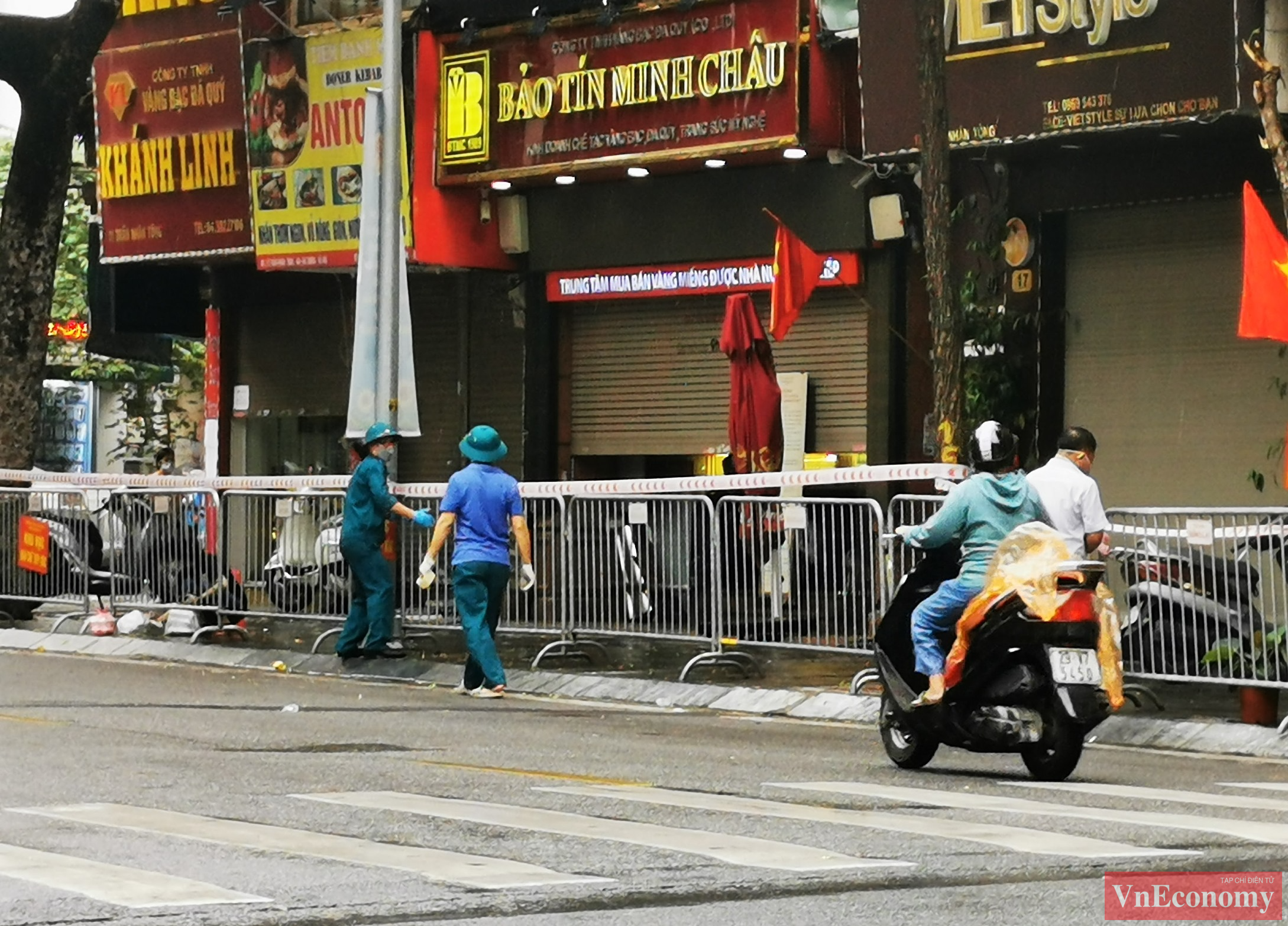 Trước khi triển khai phong tỏa toàn bộ các số nhà từ 11 đến hết số 21, gồm 3 hiệu vàng và 8 số nhà (nhiều số nhà trong đó là các ngõ với đông hộ dân), lực lượng chức năng đã phun khử khuẩn, đồng thời khẩn trương rà soát, truy vết các trường hợp liên quan.