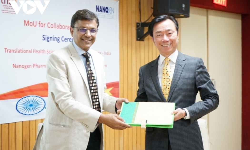 Đại sứ Việt Nam tại Ấn Độ Phạm Sanh Châu chứng kiến lễ ký MOU giữa Nanogen và THSTI