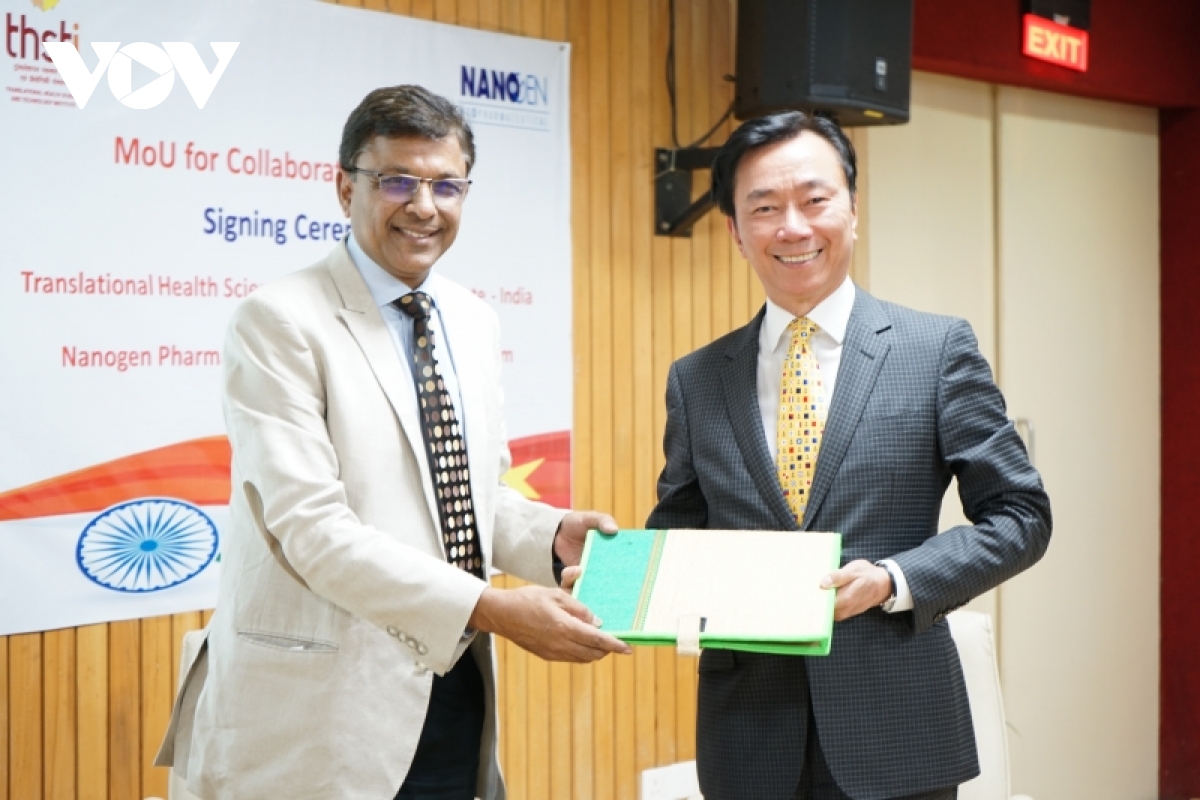 Đại sứ Việt Nam tại Ấn Độ Phạm Sanh Châu chứng kiến lễ ký MOU giữa Nanogen và THSTI
