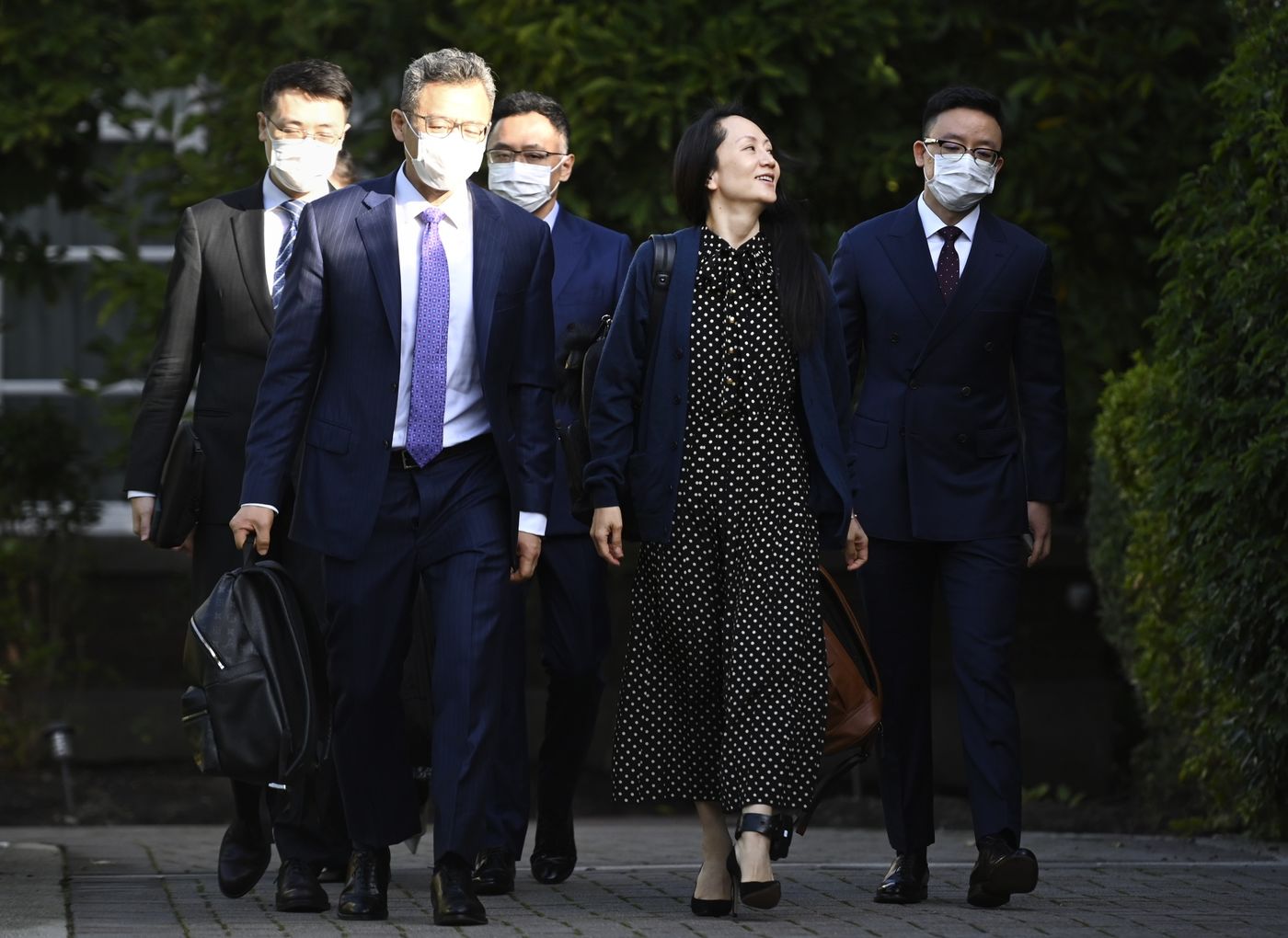 CFO Mạnh V&atilde;n Ch&acirc;u của Huawei rời nh&agrave; ở Vancouver, Canada, h&ocirc;m 24/9 - Ảnh: Bloomberg.